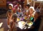 Fotografía: imagen de un grupo de niños alrededor de una mesa | Recurso educativo 12956