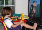 Nena mirant la televisió | Recurso educativo 680753
