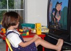 Nena mirant la televisió | Recurso educativo 680168